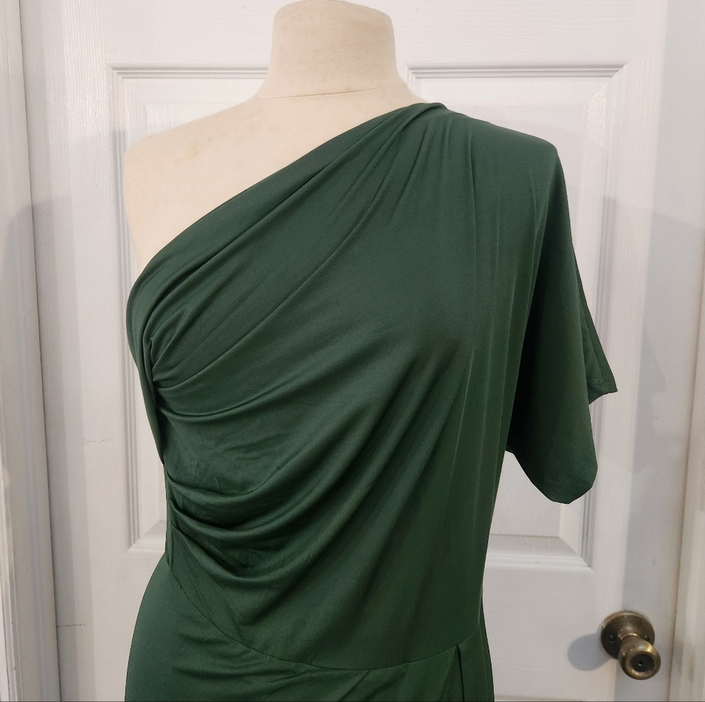 Elegant One-Shoulder Green Dress - Picture 5 of 16